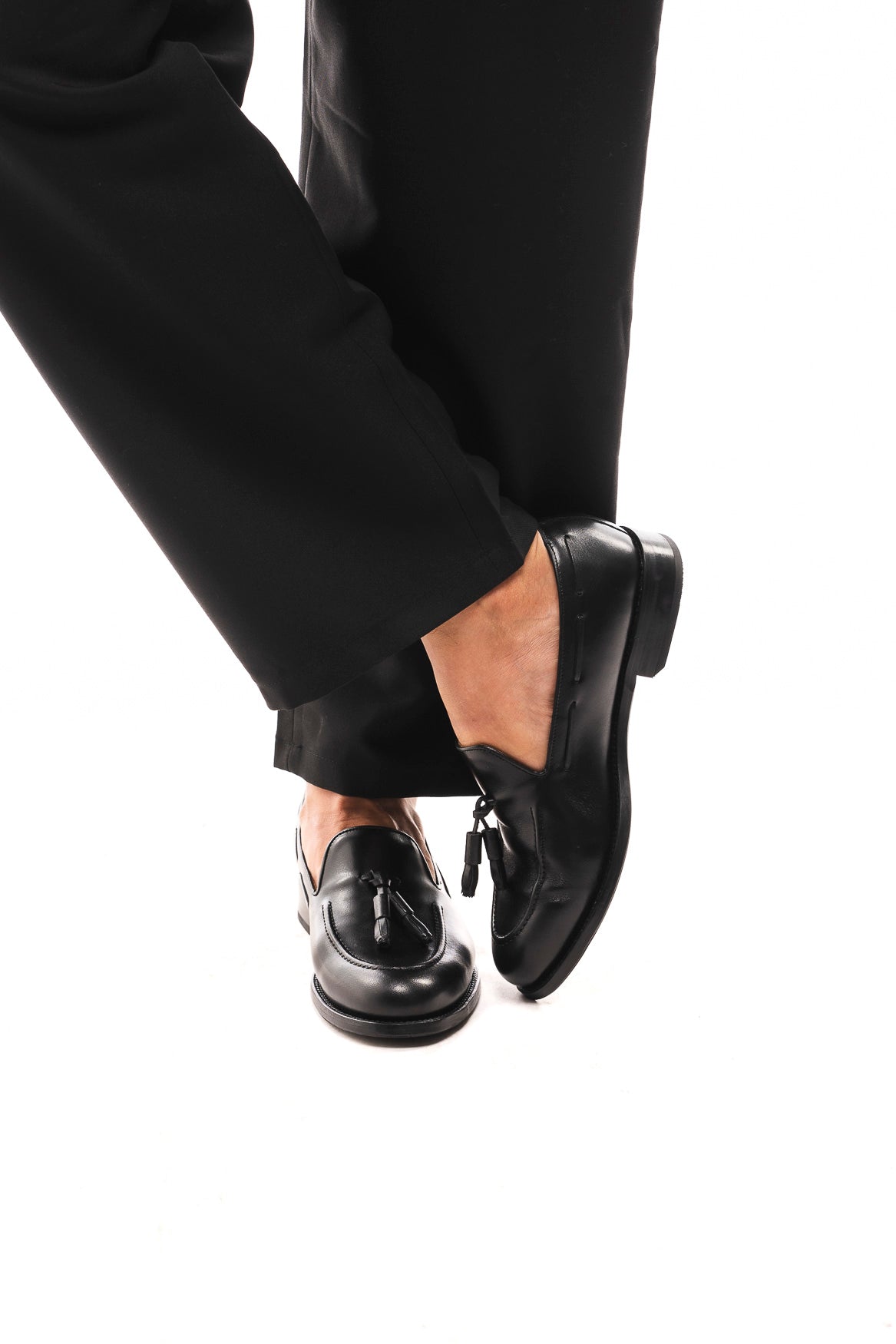 ARTURO mocasín de piel negro – puesto con pantalón negro – Bruno Valls
