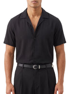ADRIÁN camisa de manga corta negra – plano medio – Bruno Valls