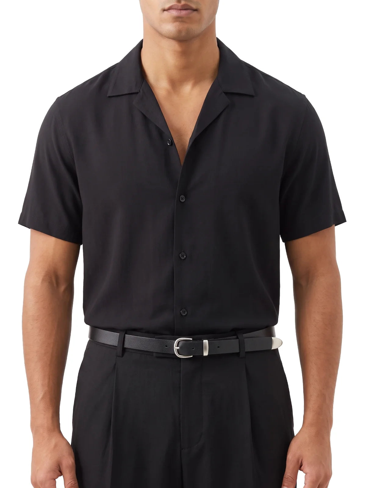 ADRIÁN camisa de manga corta negra – plano medio – Bruno Valls