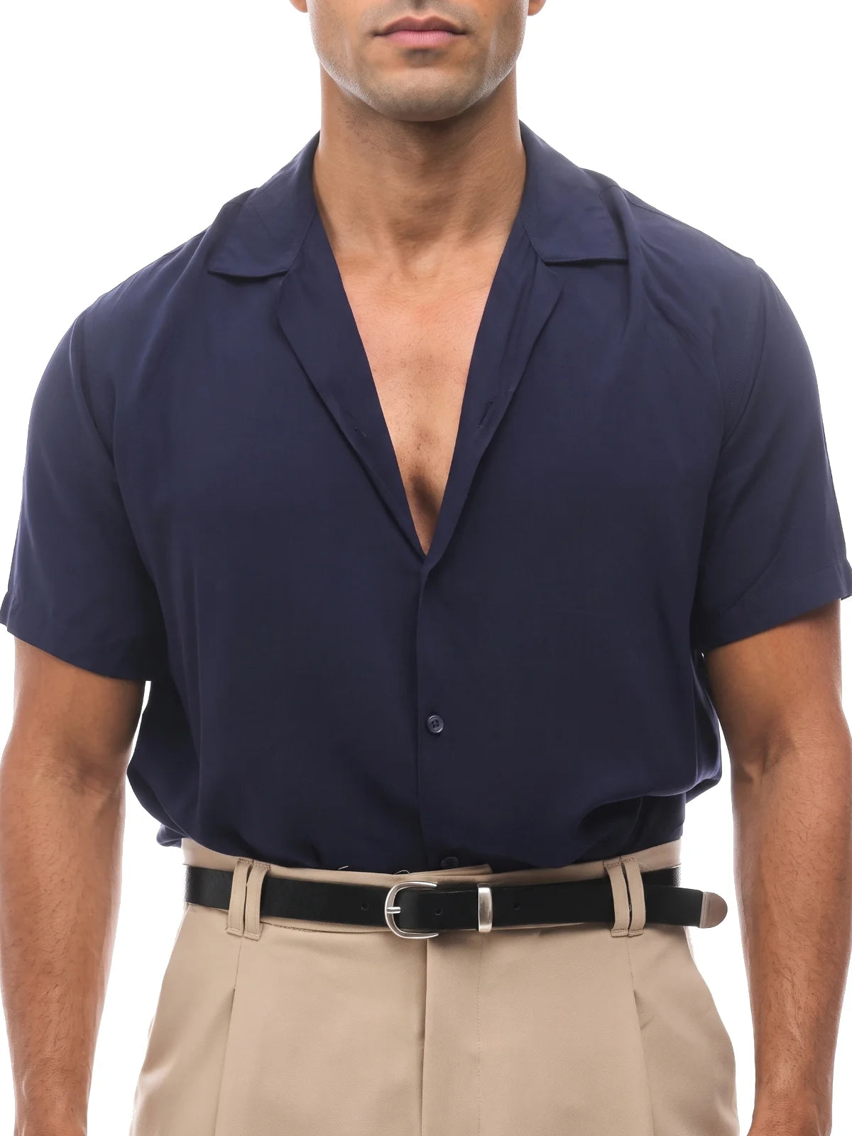 ADRIÁN camisa de manga corta azul marino – plano medio – Bruno Valls