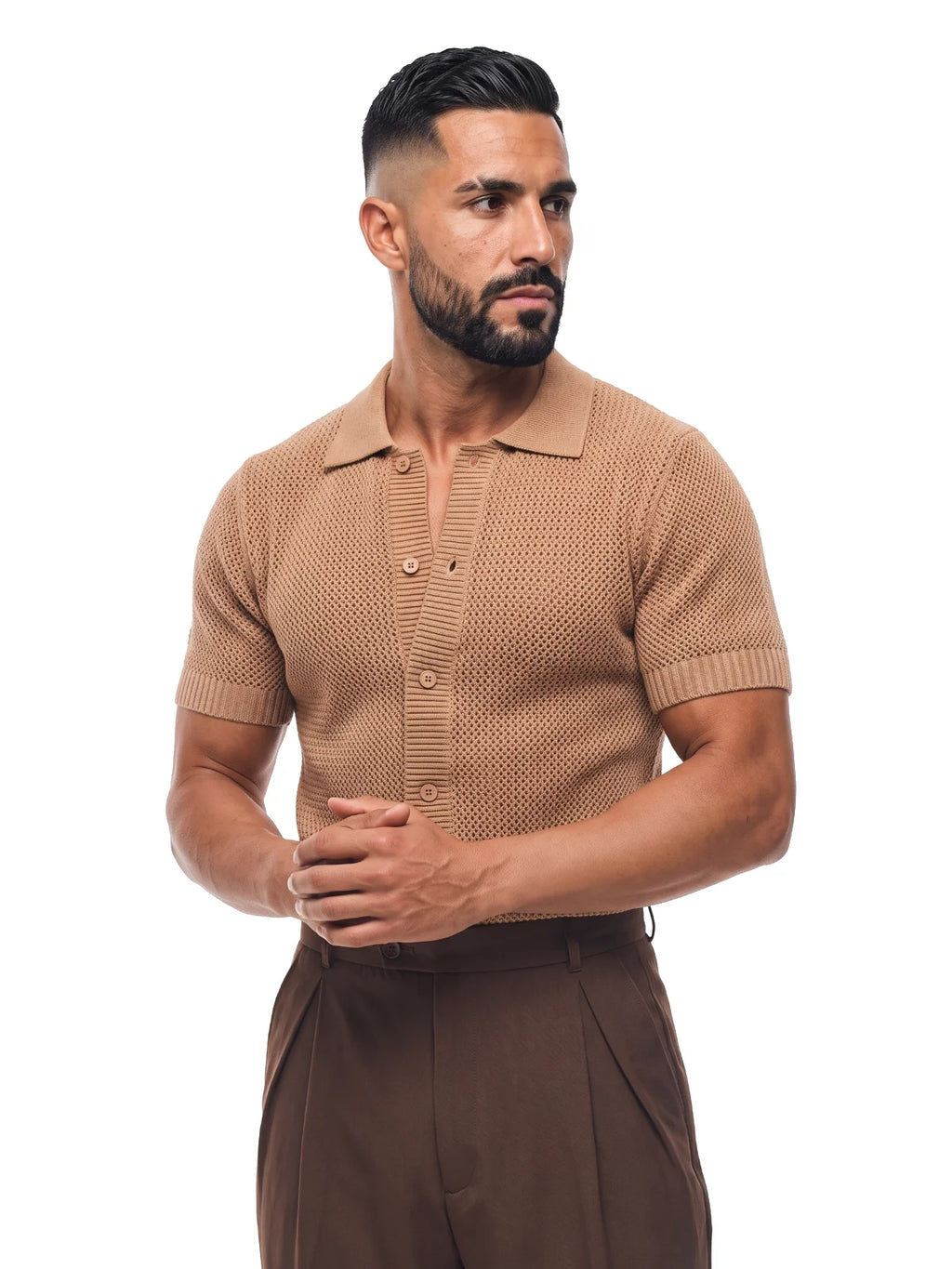 ÁLVARO polo de crochet marrón – plano medio – Bruno Valls