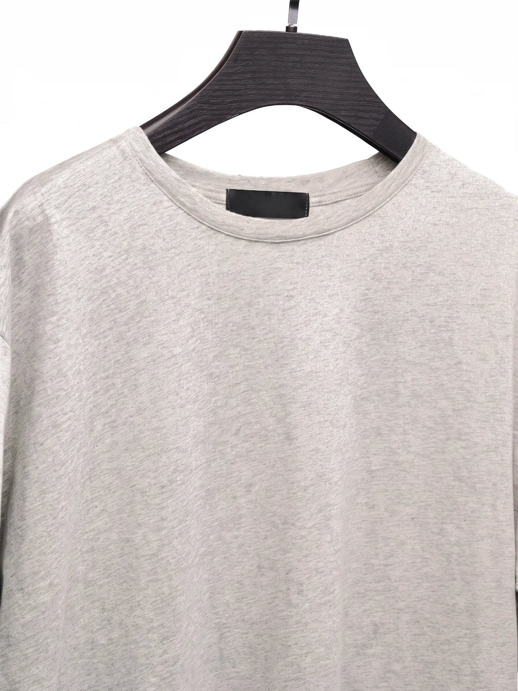HÉCTOR camiseta básica slim gris claro – detalle en percha – Bruno Valls