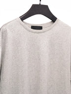 HÉCTOR camiseta básica slim gris claro – detalle en percha – Bruno Valls