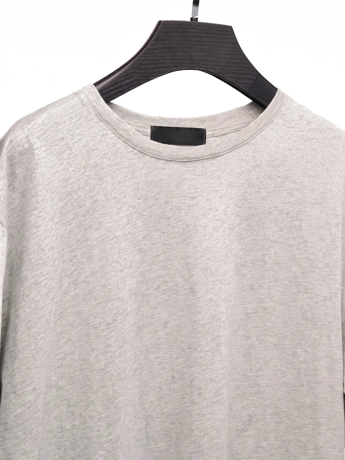 HÉCTOR camiseta básica slim gris claro – detalle en percha – Bruno Valls