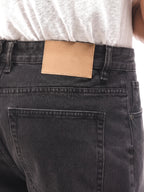 IKER vaquero baggy negro – detalle del bolsillo trasero – Bruno Valls