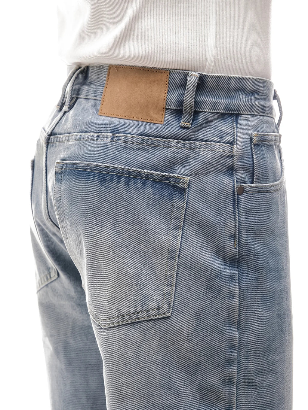 IKER vaquero baggy azul claro – detalle del bolsillo trasero – Bruno Valls