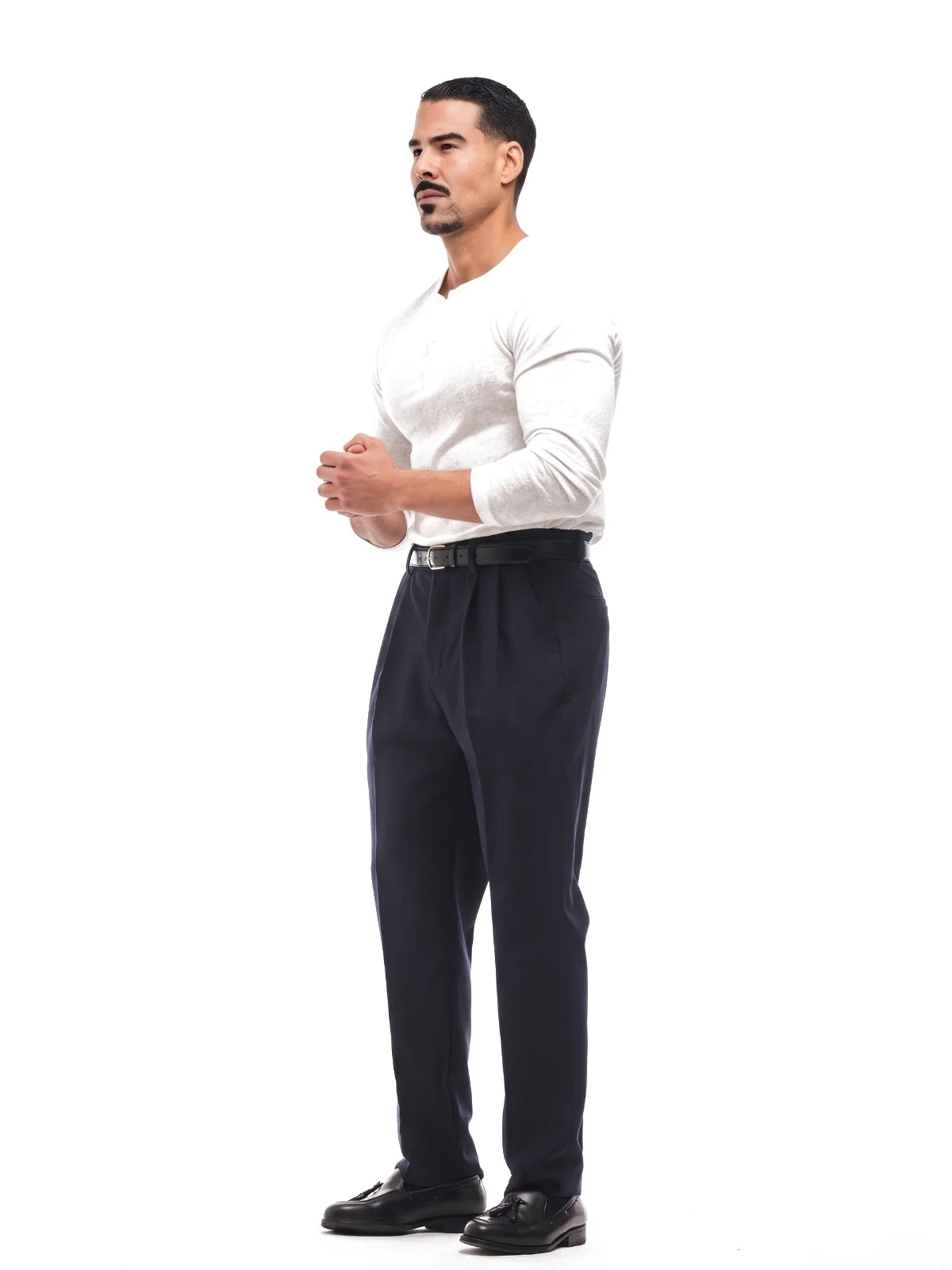 JAIME pantalón chino de pinzas azul marino – vista lateral – Bruno Valls