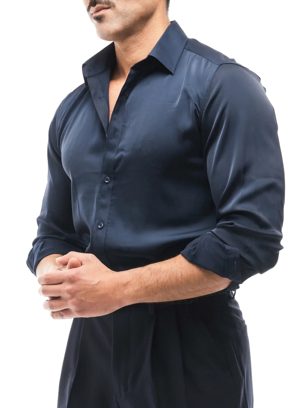 LUIS camisa efecto seda azul marino – detalle del cuello – Bruno Valls