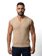 NICOLÁS chaleco de punto beige – plano americano – Bruno Valls