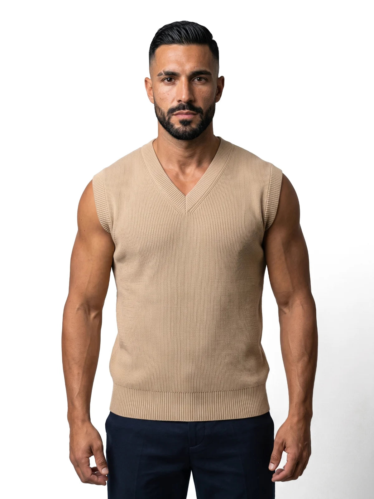NICOLÁS chaleco de punto beige – plano americano – Bruno Valls