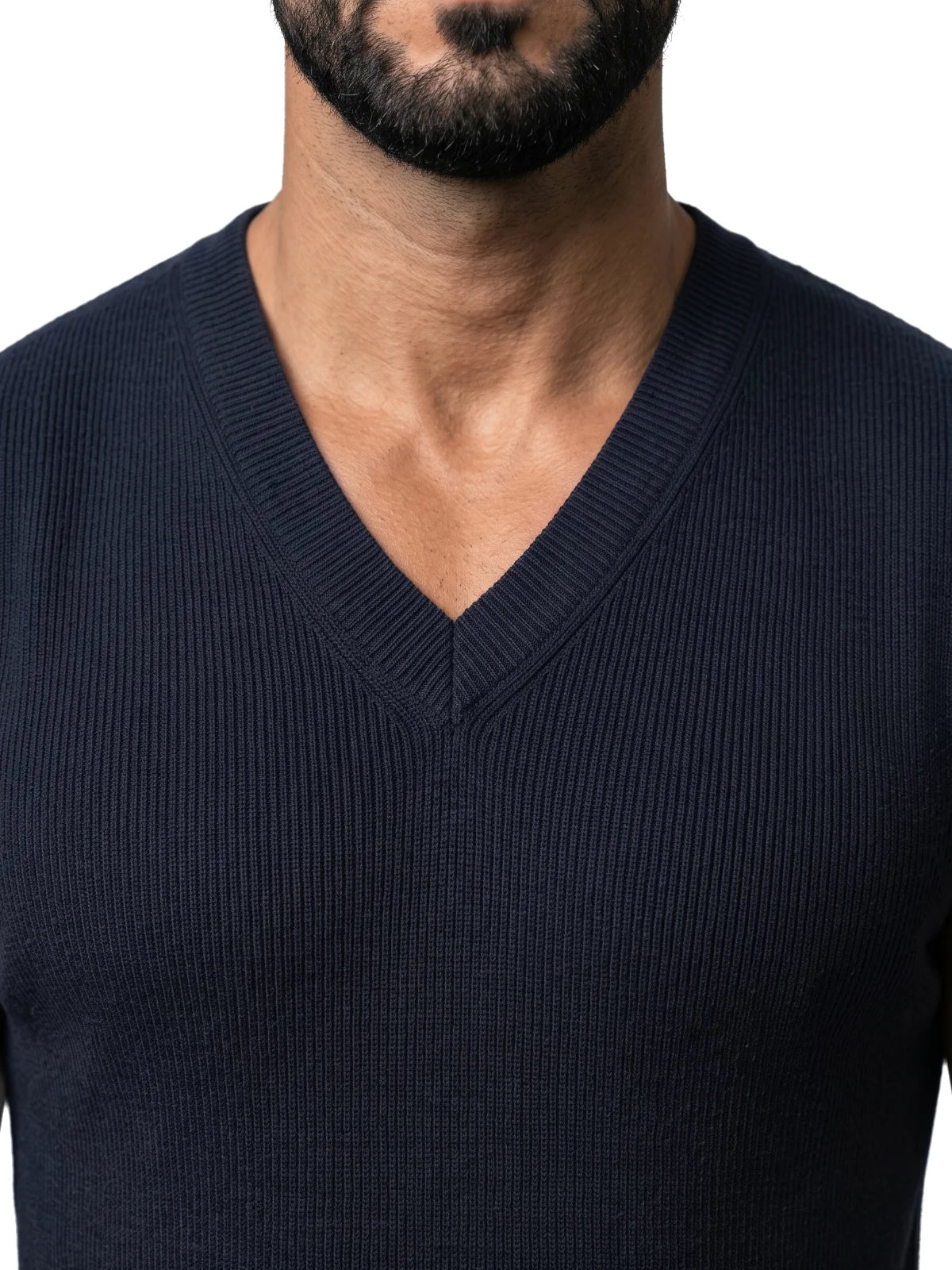 NICOLÁS chaleco de punto azul marino – detalle del cuello de pico – Bruno Valls
