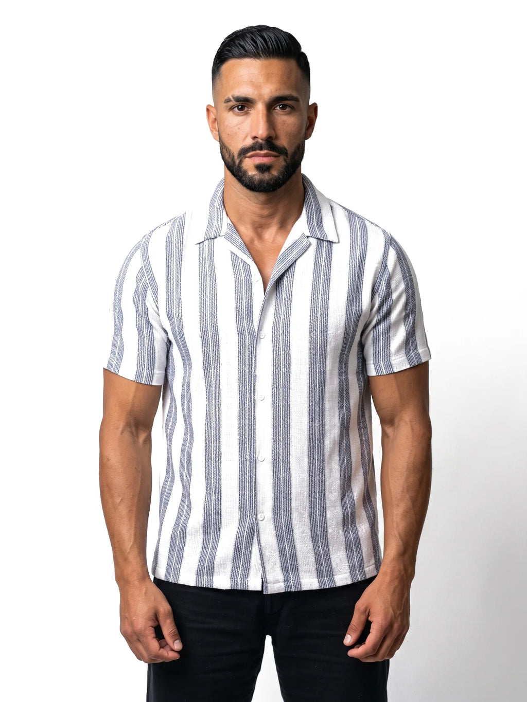 PABLO camisa de rayas marino – plano medio frontal – Bruno Valls