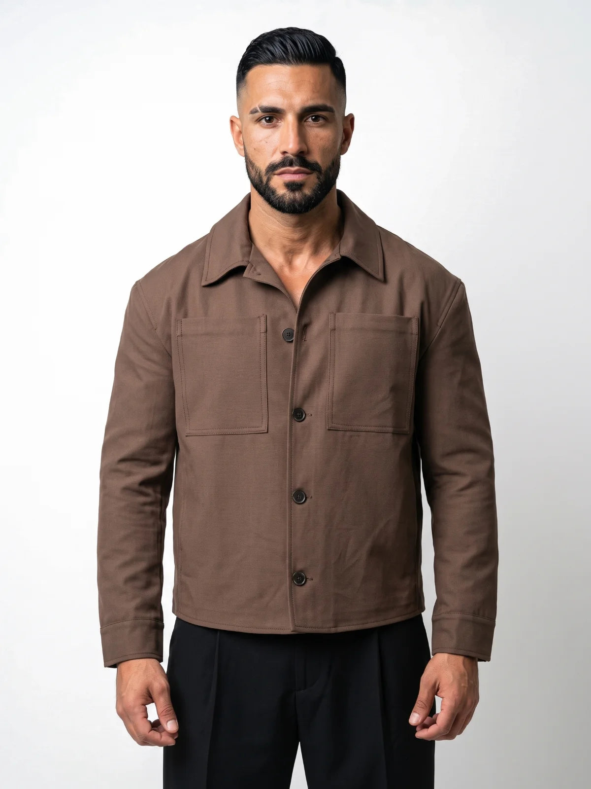 RAFAEL cazadora baggy marrón – plano medio – Bruno Valls