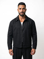 RAFAEL cazadora baggy negra – plano medio – Bruno Valls
