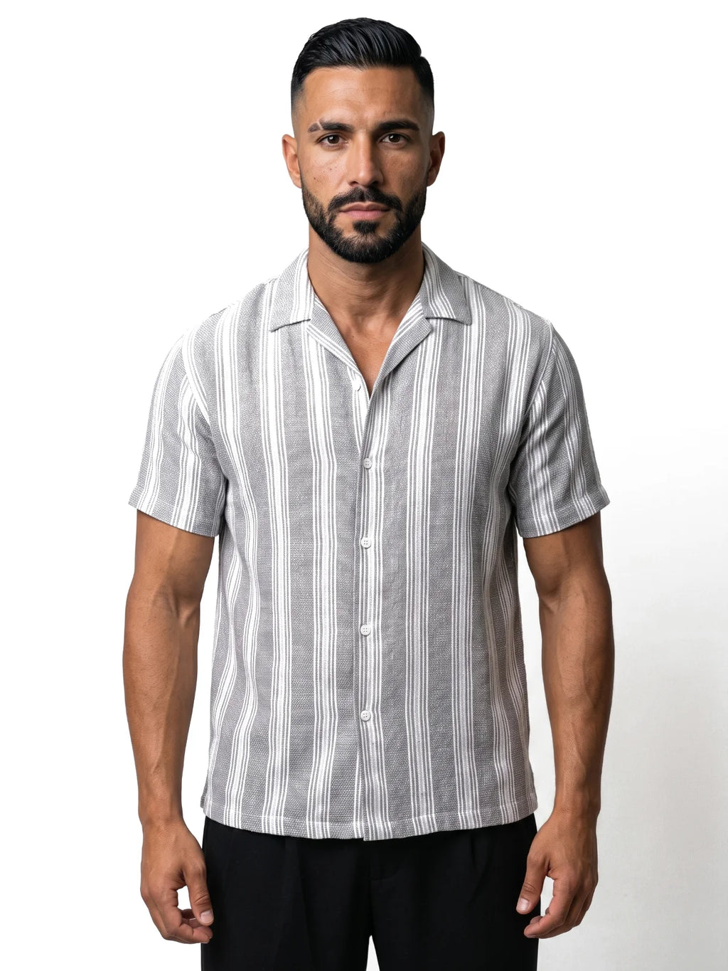 RAÚL camisa de rayas gris – plano medio frontal – Bruno Valls