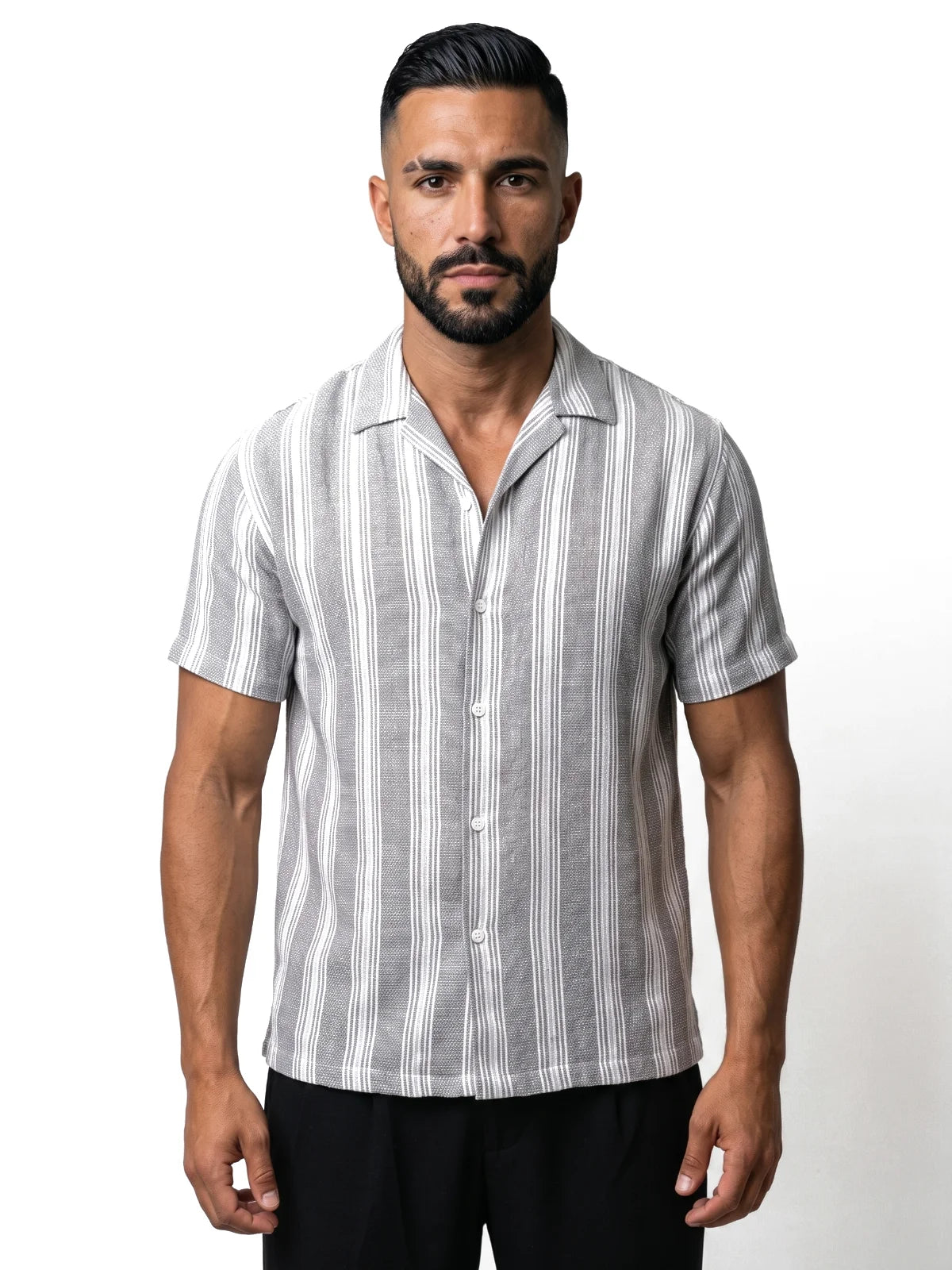 RAÚL camisa de rayas gris – plano medio frontal – Bruno Valls