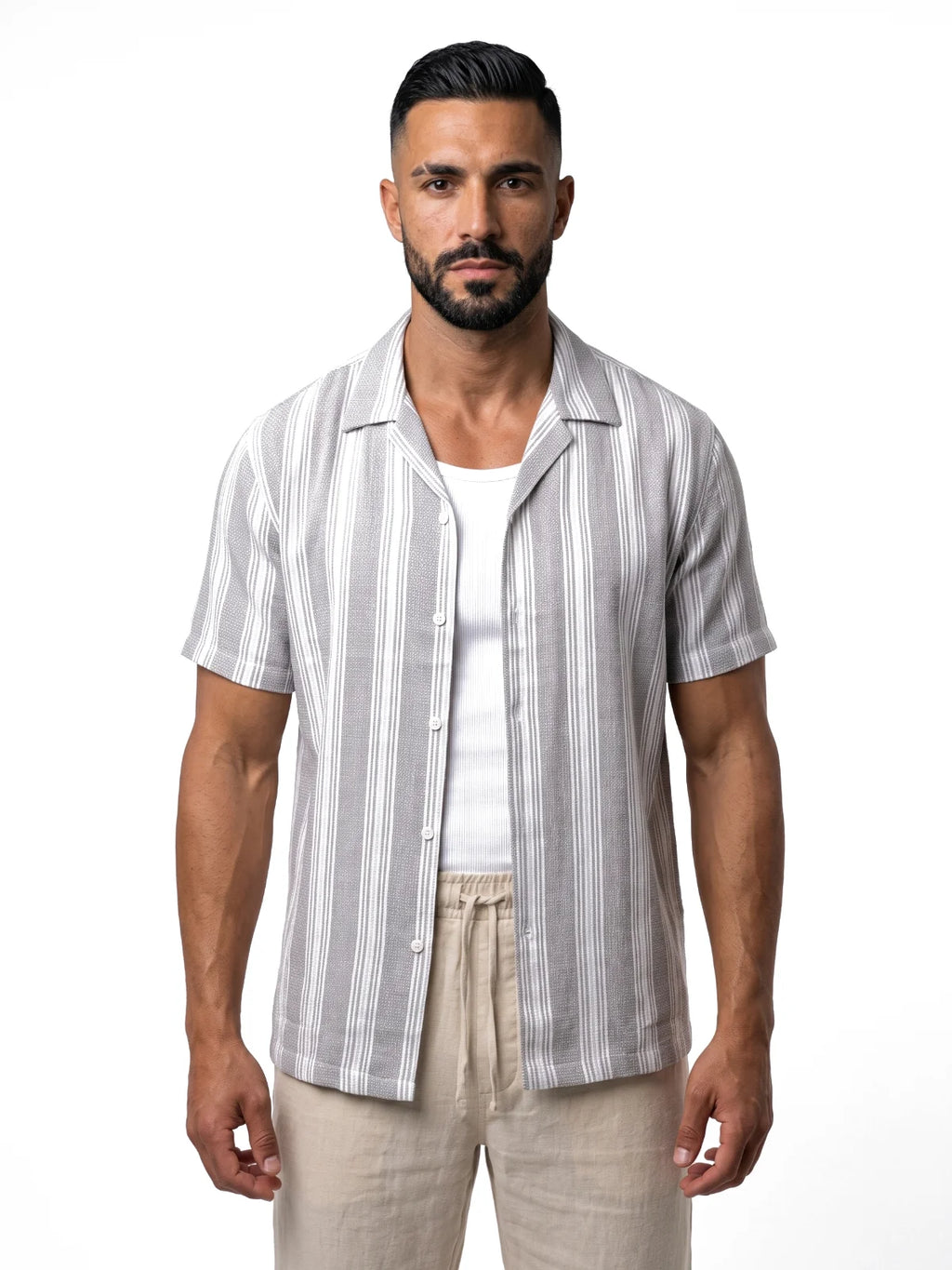 RAÚL camisa de rayas gris – abierta sobre camiseta blanca – Bruno Valls