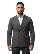 RICARDO traje cruzado gris – plano medio frontal – Bruno Valls