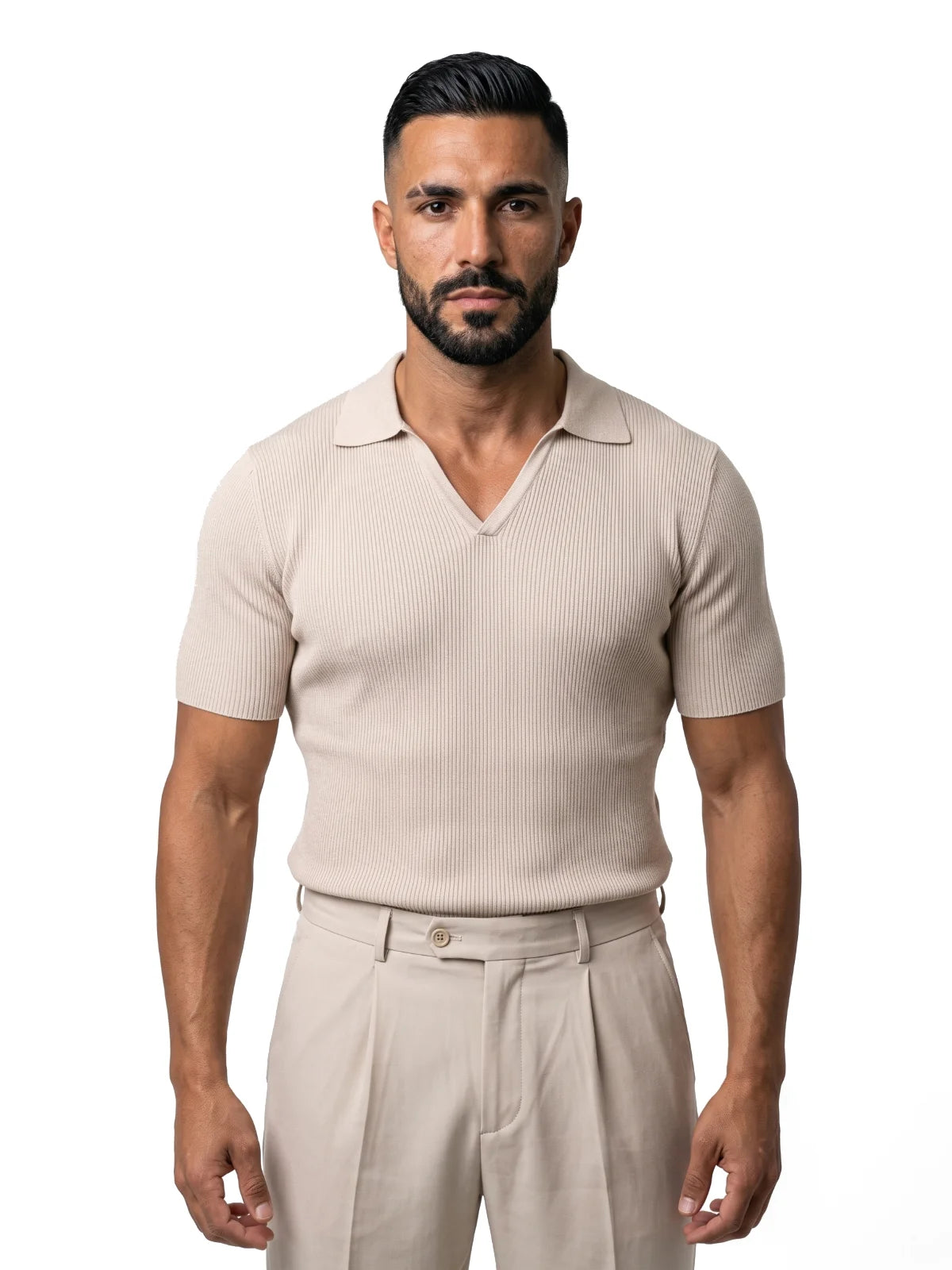 SANTIAGO polo canalé manga corta beige – plano medio – Bruno Valls